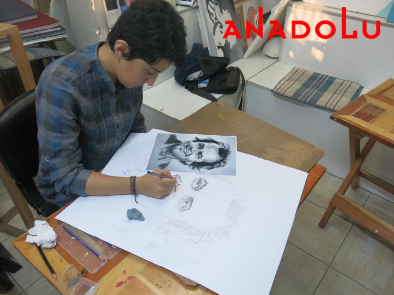 Hobi Grubu Karakalem Potresi Çalışan Kadın Çukurovada