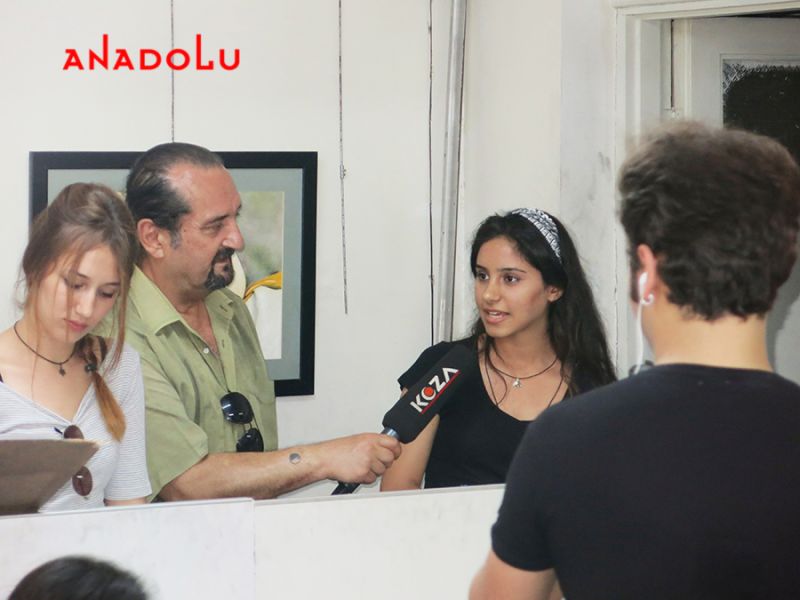 Trabzon Anadolu Güzel Sanatlar Öğrencileri TV Röportajları Yaparlarken