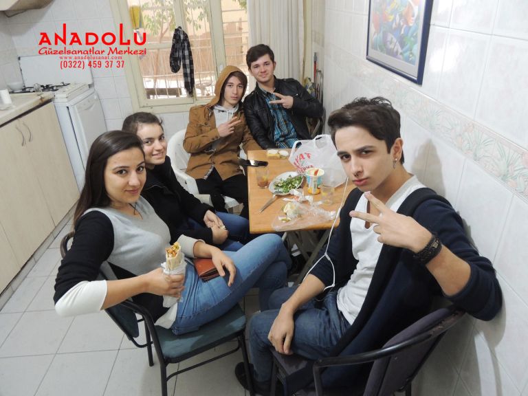 Güzel Sanatlar Öğrencisi Kantinde Oturuyorlar Çukurovada