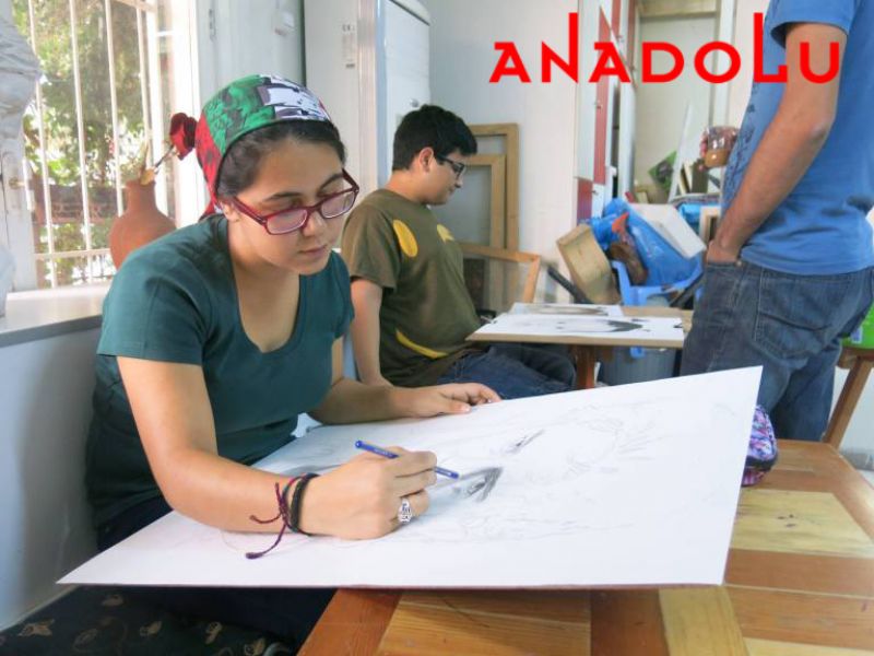 Karakalem Potre Çizim Yapan Üniversite Hazırlık Grupları Çukurovada